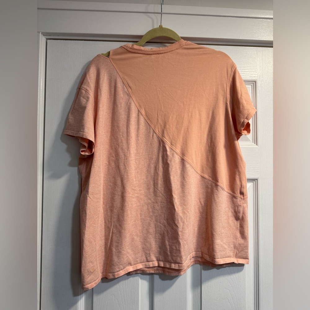 Lululemon LA Relaxed Tee EUC Size 12 - Picture 5 of 6